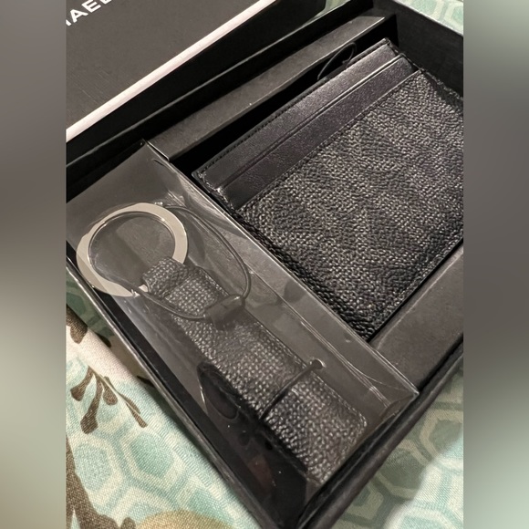 Michael Kors cardholder and a key charm gift set - Picture 5 of 11
